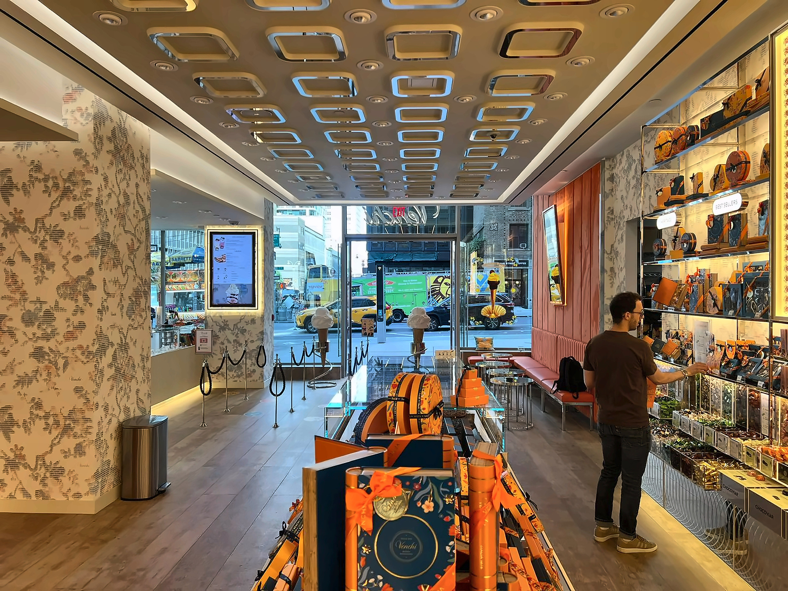 Venchi 7th Avenue, retail store interior in Manhattan built by AIK Renovations, New York general contractor (photo 1 of 6)