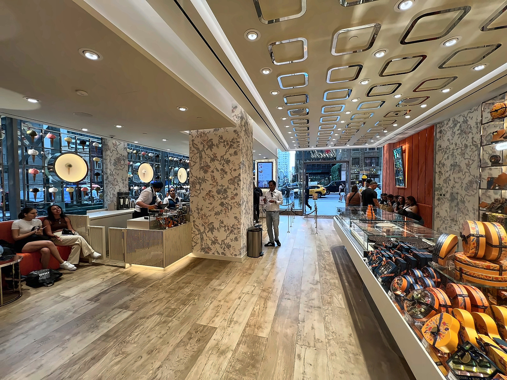 Venchi 7th Avenue, retail store interior in Manhattan built by AIK Renovations, New York general contractor (photo 3 of 6)