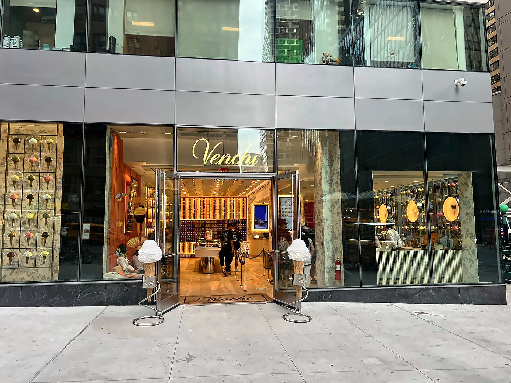 Venchi 7th Avenue, retail store interior in Manhattan built by AIK Renovations, New York general contractor (photo 5 of 6)