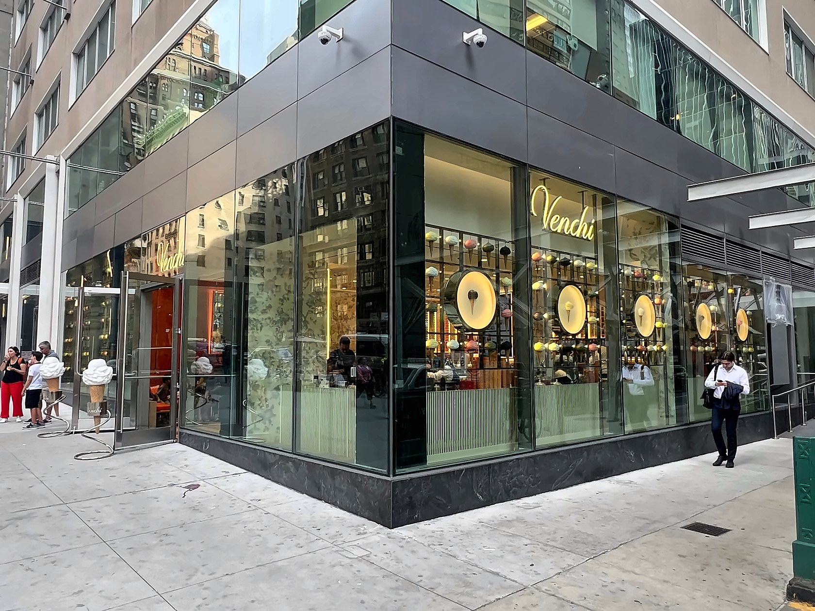 Venchi 7th Avenue, retail store interior in Manhattan built by AIK Renovations, New York general contractor (photo 6 of 6)